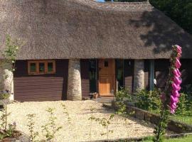 Unique Thatched Retreat near Salcombe and Beaches – hotel w mieście South Milton
