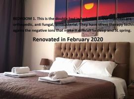 Nea Peramos Large Apartment Near the Beach, hotel din Néa Péramos