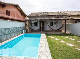 Casa com piscina, wifi e churrasqueira em unamar.: Tamoios'ta bir tatil evi