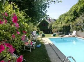 L'OUSTALOU SAINT NECTAIRE MAISON DE CHARME EN AUVERGNE PISCINE PRIVEE CHAUFEE 27 degrés