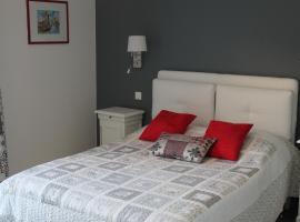 Superbe chambre de charme avec accès privatif, alojamento para férias em Houilles