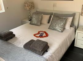 Lemon Tree Guest Cottage in Featherbrooke Estate, hotel near Roodepoort Falls, Krugersdorp