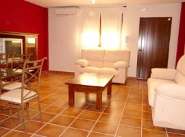 6 bedrooms house with enclosed garden at Villamiel, hotel met parkeren in Villamiel