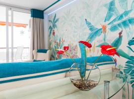 First line sea, luxury penthouse, sea and sunset view Vivenda Vacational Guayero 618, khách sạn sang trọng ở Los Cristianos