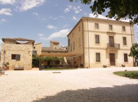 Domaine Saint Martin, hotel with pools in Valliguières