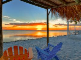 Casa de Playa - Waterfront with Amazing Sunset, Pool and WIFI, hotel i Tampa