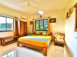 Monarch Suites, hotel a Candolim