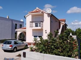 Apartment Ninić, hotel in Srima