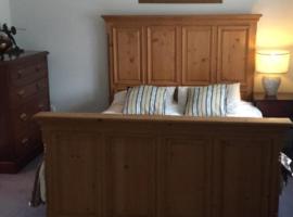 Beautiful private room with Kingsize bed and large private en-suite, hotel di Peterborough
