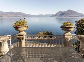 Villa Niobe - Exclusive Lakefront Apartment With Private Beach, hotel in Stresa