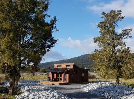 Cosy Cabin in the Paddocks - Breakfast Included, casa per le vacanze a Franz Josef