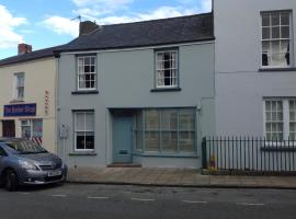 6 Hill Street, Haverfordwest.، كوخ في بيمبروكشاير