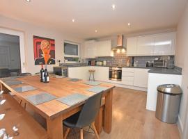 FREE Parking, Stylish and Spacious Bungalow, bungalow in Bath