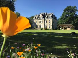 Château des Essards avec piscine et jacuzzi – obiekt B&B w mieście Langeais
