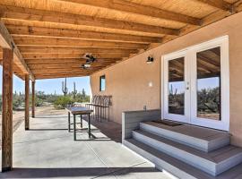 Secluded Marana Home with Viewing Decks and Privacy!, hotel with parking in Marana