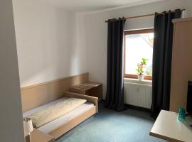 Gasthof Muckenthaler, hotel v destinaci Schöllnach