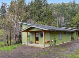 2 Bed 1 Bath Vacation home in Gold Beach, hotell i Gold Beach