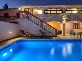 Wonderful villa Dvori with private pool for 12 persons near Pula