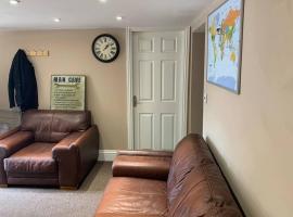 a COSY CLEAN GROUND FLOOR FLAT CLOSE TO TOWN CENTRE, hotel in Boston