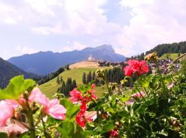 La Majon, apartment in Colle Santa Lucia