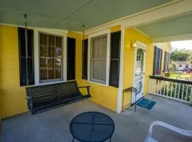Graduations Welcome! Bayside Bungalow Close Proximity to Downtown Beaufort and Parris Island