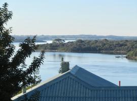 Bonnie View - a wonderful view up the river Experience Augusta، فندق مع موقف سيارات في أوغوستا