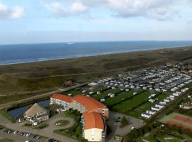 Nice apartment with garden 400m from the North Sea, hotel in De Zandloper