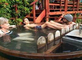 Casa Oregón- Exclusive hot tub near hot springs and lake, hotel in Coñaripe