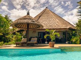 Pengastulan에 위치한 수영장이 있는 호텔 Villa Cahaya - Bali Sea Villas Beachfront and private pool