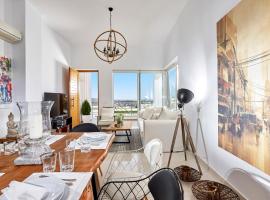 Spacious Mint Luxury Villa access to Private Beach, πολυτελές ξενοδοχείο στην Αγία Πελαγία