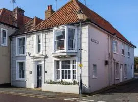 The Old Gordon House - High Street location close to the beach and town amenities - Aldeburgh Coastal Cottages