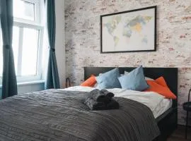 Design Apartment with King Size Bed - Six Minutes to Opera