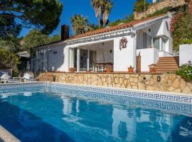 Villa Alpago Lux, Piscina con vistas & aircon, hotell i Tossa de Mar