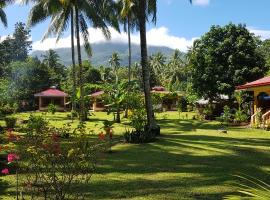 Paco's Garden Home Stay, hotel v Mambajao