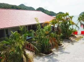 Penarak Bamboo Beach Motel