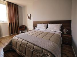 In Center Hotel, &xi;&epsilon;&nu;&omicron;&delta;&omicron;&chi;&epsilon;ί&omicron; &tau;&rho;&iota;ώ&nu; &alpha;&sigma;&tau;έ&rho;&omega;&nu; &sigma;&tau;&alpha; &Tau;ί&rho;&alpha;&nu;&alpha;