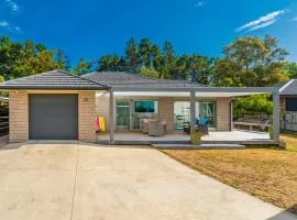 Rose's Beach Pad - Matarangi Holiday Home