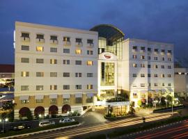 Surabaya Suites Hotel Powered by Archipelago: Surabaya şehrinde bir otel