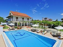 Villa Paradiso: Near beach, superb pool and garden, Hotel in Astrakeri