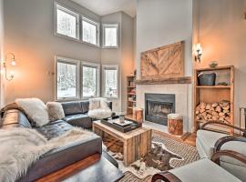 Updated Condo Next to Burke Mountain Bike Trails!, хотел с паркинг в East Burke