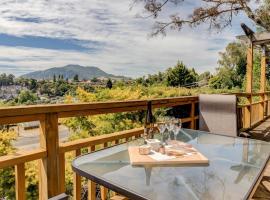 Treetop Hideaway - Taupo Holiday Home, feriebolig i Taupo