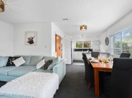 Archie's Beach Bach - Orewa Accommodation, cabaña en Orewa