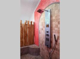 Villa Kiwi. Huge Pool, Steps To Town n Beach. 6 plus BRM 7.5 BTH 3 KCN, hotel em Sayulita