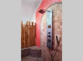 Villa Kiwi. Huge Pool, Steps To Town n Beach. 6 plus BRM 7.5 BTH 3 KCN