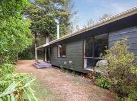 Puka Lodge Rear dwelling - Pukawa Bay Home