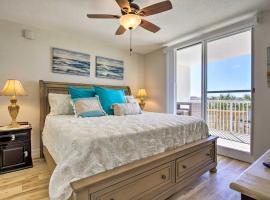 Snowbirds Retreat Walkable Destin Condo with View!, hotel con spa en Destin