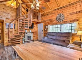 Broken Bow Log Cabin w/ Fire Pit, Pond, & Deck!, hotell i Broken Bow