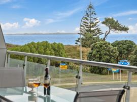 Sunrise, Seaviews and BBQs-Papamoa Beach Apartment, apartment in Papamoa