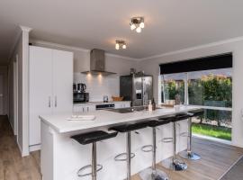 First Choice in Mangawhai - Mangawhai Holiday Home, hotel con estacionamiento en Mangawhai