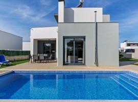 Luxury villa with private heated pool, hytte i Foz do Arelho